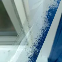 Как защитить окно от краски с помощью скотча или малярного клея